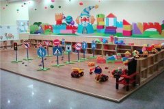 幼儿园小班教室布置(幼儿园小班墙饰布置图片) 